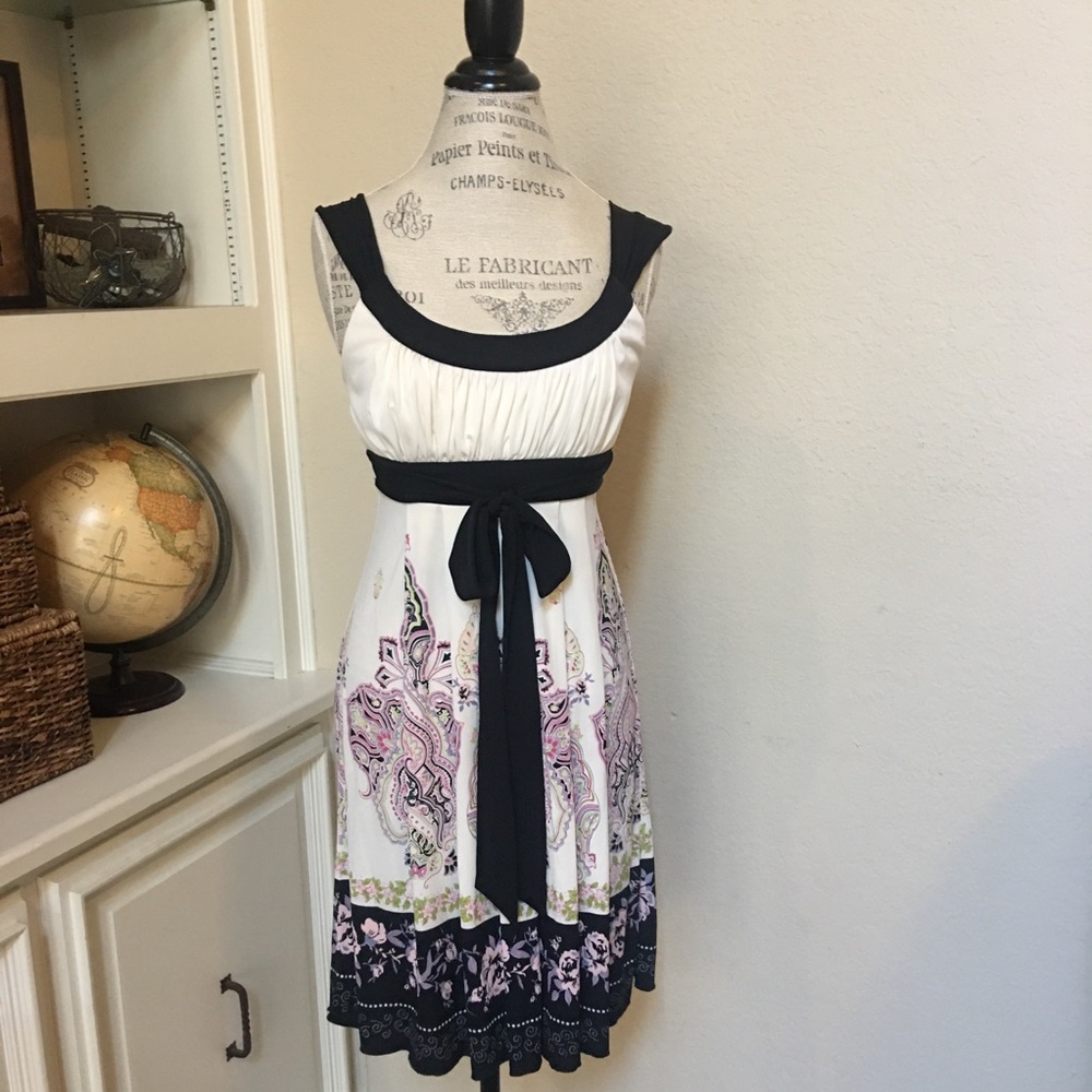 Trixxi Dress - Picture 2 of 16